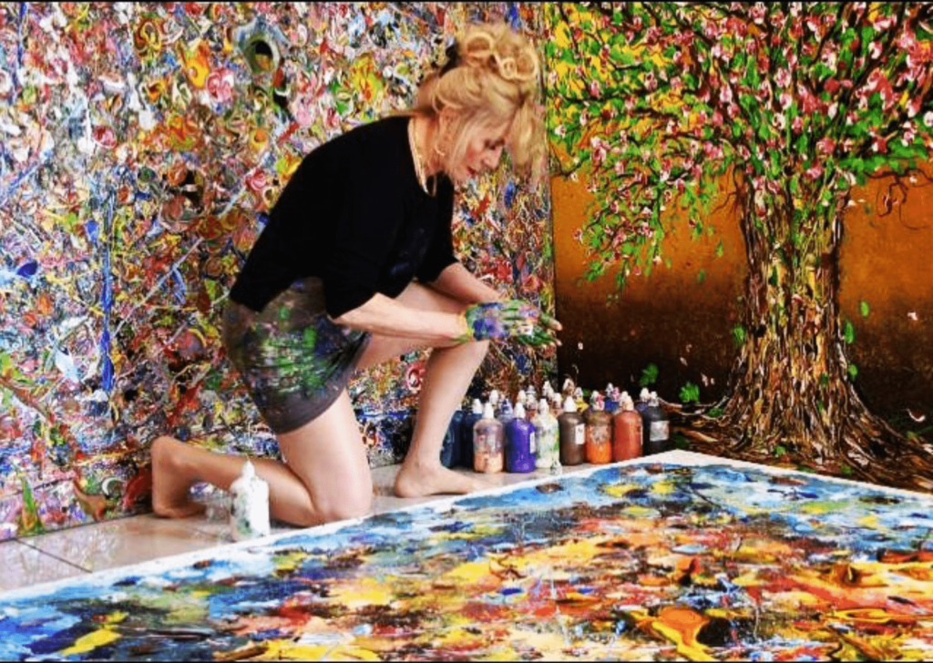 Keren de Vreede painting with her hands